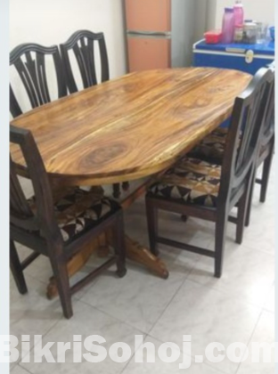 ডাইনিং টেবিল 1 টি 4 টি চেয়ার সহ।